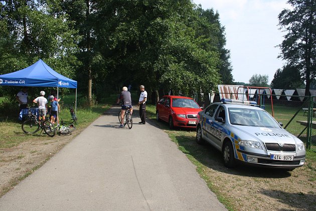 V Krnově policisté mluvili s cyklisty o přilbách - Bruntálský a krnovský  deník