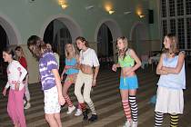 Břišní tance se mohli naučit účastníci Pyžamové párty. Zatímco do výuky řeckých tanců se pustili téměř všichni, pro orientální tance našli odvahu pouze ti mladší.