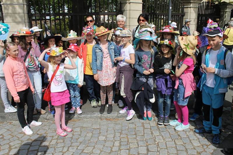 Studentům patřilo v pátek 15. května centrum Bruntálu. Zejména těm, kteří si pořídili vlastní pokrývku hlavy, protože šlo o Kloboukový majáles.