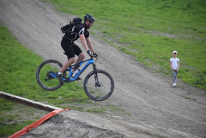 Bikepark Kopřivná v Jeseníkách pojal zahájení sezony jako zábavnou show pro celou rodinu.