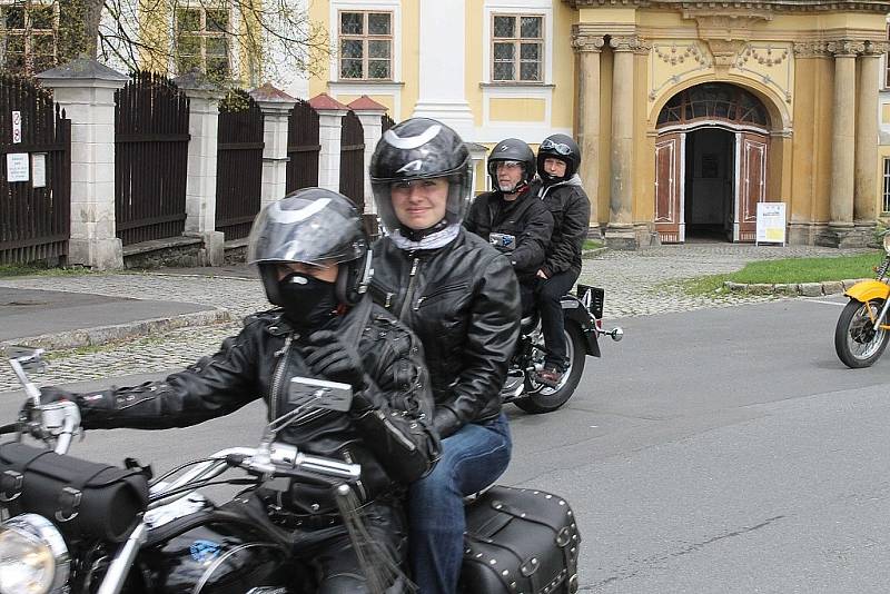 Holky a mašiny se nabízely k obdivování pod rozkvetlými třešněmi na náměstí Míru v Bruntále při sobotní motorkářské akci Vítání jara.