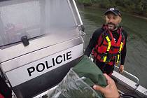 Dva policisté speciální pořádkové jednotky pomáhali cestujícím, kteří uvízli za aktuálně nevlídného počasí na porouchaném plavidle na přehradní nádrži Slezská Harta.