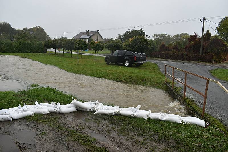 Situace na Osoblažsku je specifická tím, že se rozvodnila nejen řeka Osoblaha, ale i drobné potůčky a příkopy. Voda se valí po polních a  lesních cestách a vytváří laguny.