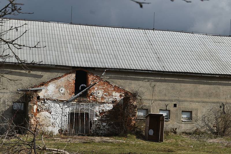 Hlinka na Osoblažsku, končící zima, březen 2021. Obci se podařilo definitivně uzavřít restituce, díky tomu se zde otevírají nové příležitosti.