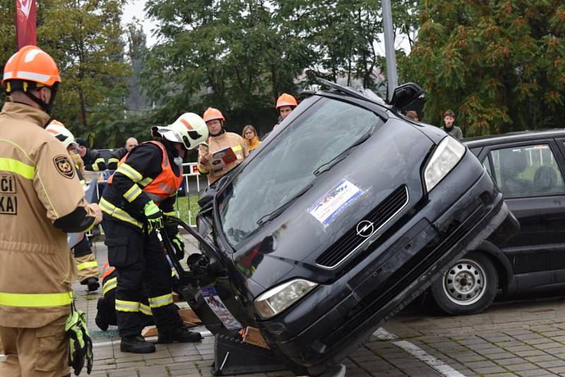 Dobrovolní hasiči z Vrbna pod Pradědem reprezentovali Moravskoslezský kraj v celorepublikové soutěži ve vyprošťování  osob z vraku auta. Foto: Andrea Martínková