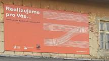 "Realizujeme pro vás rekonstrukci nádraží," tvrdí billboard na nádražní budově určené k demolici. Jde o zavádějící nebo výstižné tvrzení?