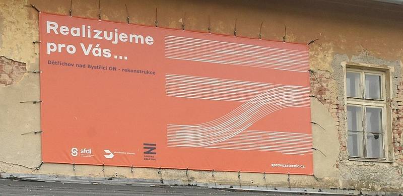 "Realizujeme pro vás rekonstrukci nádraží," tvrdí billboard na nádražní budově určené k demolici. Jde o zavádějící nebo výstižné tvrzení?