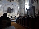 Dana Chytilová v čase, kdy už je všude překoledováno, nabídla v kostele v Holčovicích adventní šansonový recitál.