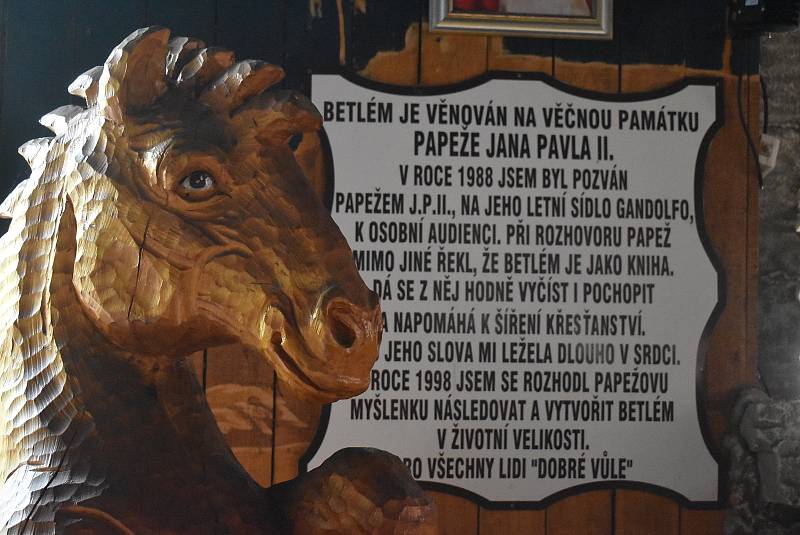 Červenec 2021: Pradědova galerie u Halouzků leží v Jiříkově, kousek od hranice mezi Olomouckým a Moravskoslezským krajem.