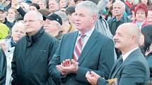 Senátor Jaroslav Palas se poslední dobou doma v Krnově na veřejnosti moc neobjevuje. Snímek je z loňského listopadu, kdy na krnovském náměstí tleskal projevu prezidenta Miloše Zemana.
