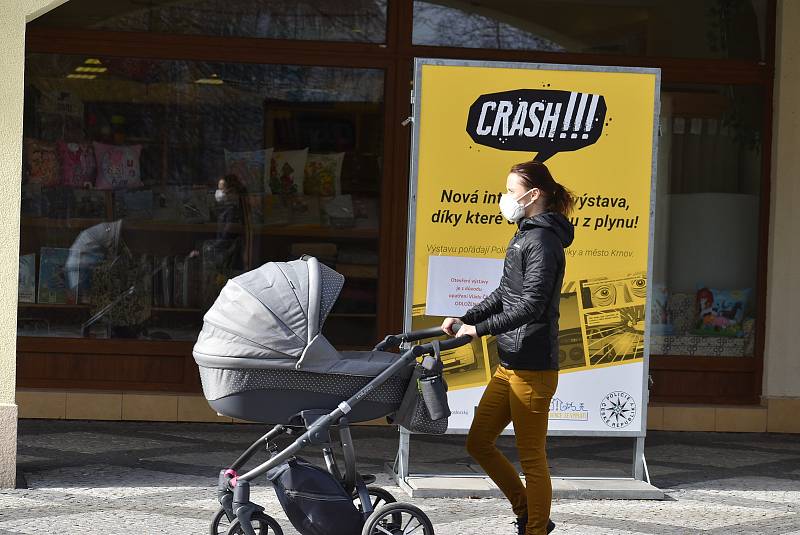 Uvnitř veřejných budou už jsou respirátory samozřejmostí. V centru Krnova se s nimi stále častěji můžeme setkat také venku. 25. února 2021.