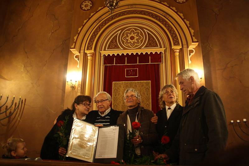 DOJEMNÉ SETKÁNÍ v krnovské synagoze. Profesor Alexander Fried (druhý zleva) s potomky manželů Belánikových, kteří ho ukrývali v roce 1944. Titul Spravedlivý mezi národy převzali za své rodiče Marie Přádková, Olga Zapletalová, Antonie Vojtková a Eduard Bel