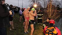 Na Boží hod vánoční proběhl v Bruntále na Kobylím rybníce dvanáctý ročník přehlídky otužileckého plavání Bruntálský krystalek.