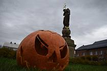 Náměstí ve Slezských Rudolticích oživily vyřezávané dýně, Halloween je tady. Listopad 2020.