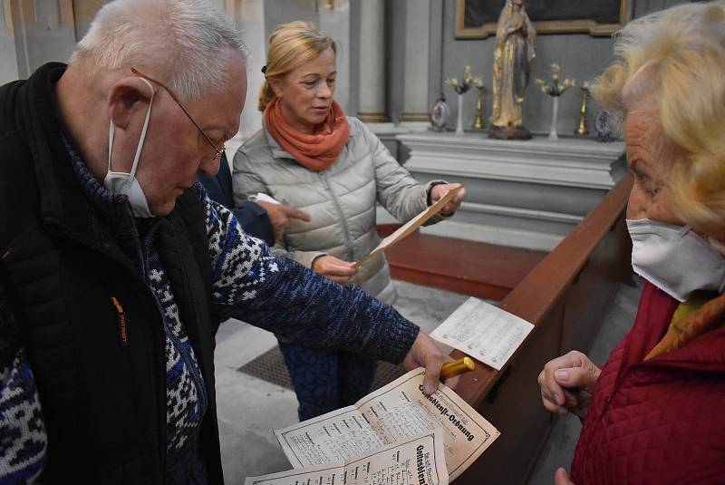 Farníci v kostele v Holčovicích obdivují dokumenty z roku 1944, které bez povšimnutí odpočívaly 77 let ve skříni.