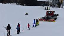 Tažení lyžařů za rolbou je zimní sport známý jako „rolba skijöring“. Děti v Kopřivné této zábavě říkají rolbavláček. Může to být také alternativní doprava lyžařů na kopec, když je  zavřený vlek i lanovka.