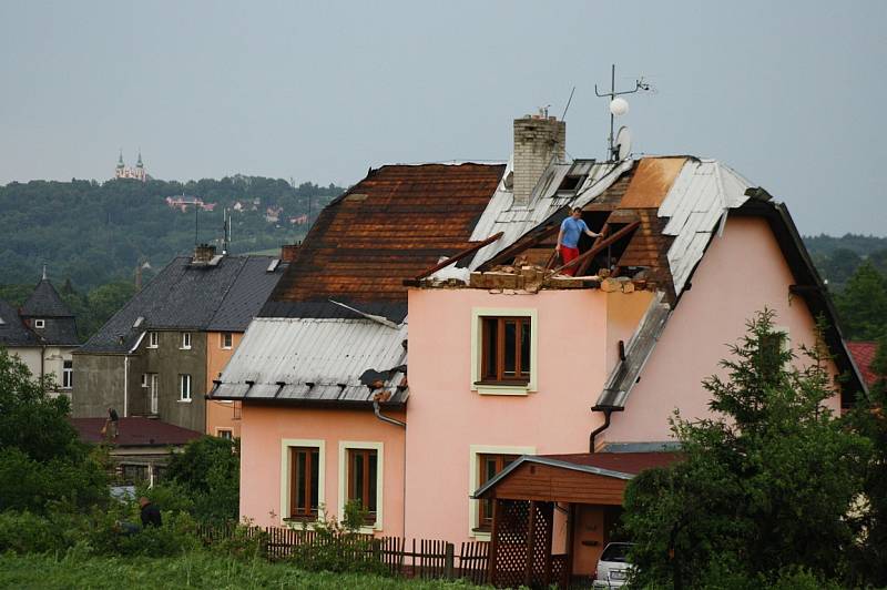 Silná bouřka, doprovázená údajně tornádem, napáchala velké škody.