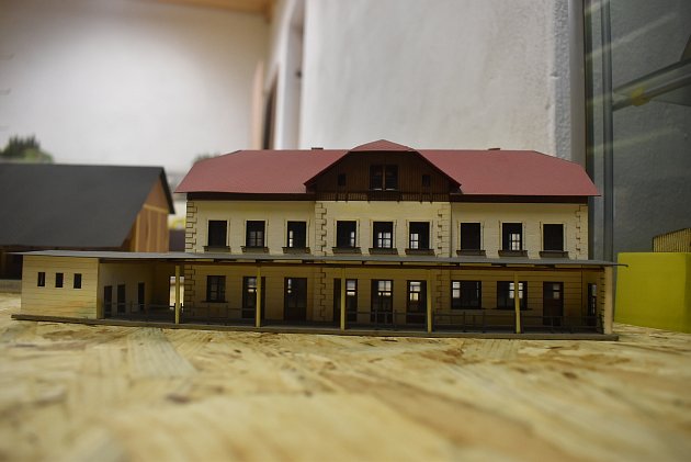 Porovnejte skutečné nádraží v Domašově nad Bystřicí a model, který podle něj vytvořil Jakub Ščupák z Křišťanovic jako BubiModel.