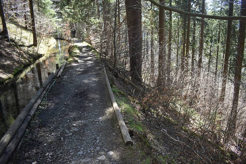 Udělejte si někdy výlet kolem náhonu, který přivádí vodu pro umělý vodopád v Karlově Studánce.