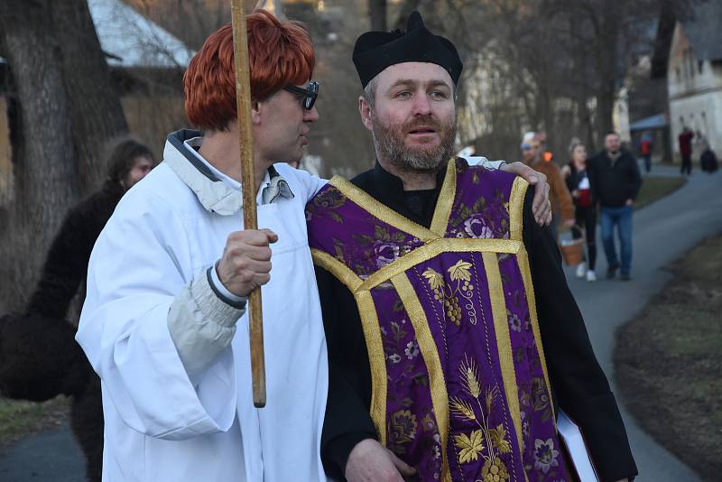 Cestovatel, ekolog a fotograf Ivo Dokoupil bydlí v Radimi a nenechal si ujít příležitost, aby zachytil atmosféru Radimského masopustu.