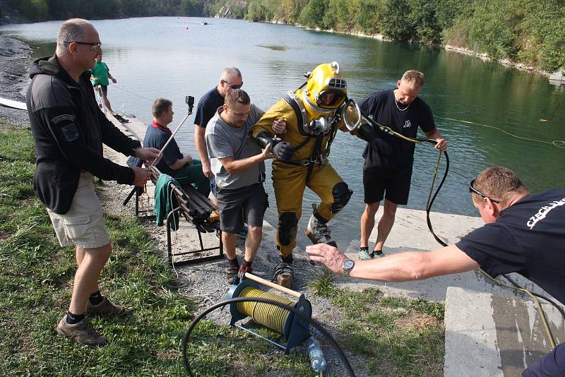 Společného cvičení policejních a báňských potápěčů u zatopeného lomu Šifr u Svobodných Heřmanic.