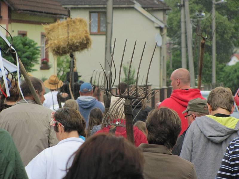 Lichnov hostil 14. června III. vidlácké neolympijské hry a slavil Den vidlí průvodem a alegorickými vozy. 