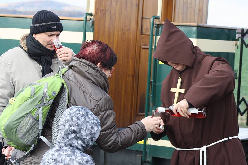 Svatý Martin přijel na bílém koni na nádraží v Třemešné, aby si připil mladým vínem s účastníky podzimní parní jízdy na svatomartinské hody v Bohušově.