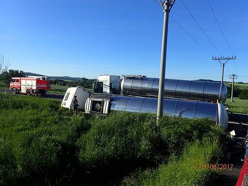 Ke komplikované nehodě, při níž se střetla cisterna DAF plná horkého asfaltu s nákladním autem Mercedes Atego, které převáželo krmivo, došlo ve čtvrtek 1. června ráno u Krnova. Hasiči byli na místě do pozdního večera.