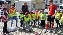 Studentům patřilo v pátek 15. května centrum Bruntálu. Zejména těm, kteří si pořídili vlastní pokrývku hlavy, protože šlo o Kloboukový majáles.