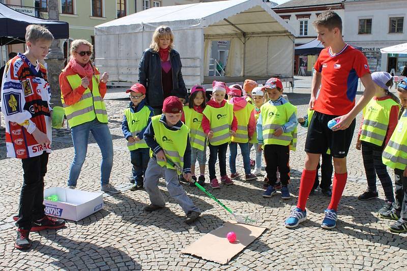 Studentům patřilo v pátek 15. května centrum Bruntálu. Zejména těm, kteří si pořídili vlastní pokrývku hlavy, protože šlo o Kloboukový majáles.