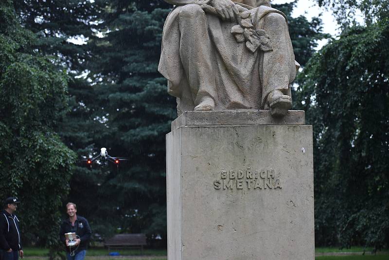 Tajemnou černou skvrnu, která objevila na hlavě sochy Bedřicha Smetany, Deník zkoumal  ve spolupráci s pilotem dronu Adamem Ehlem.