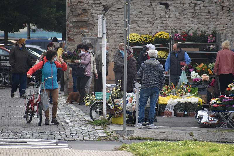 Krnované 21. října 2020 poctivě nasadili roušky a respirátory. Stávají se běžnou součástí výbavy také u cyklistů.