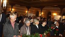 DOJEMNÉ SETKÁNÍ v krnovské synagoze. Profesor Alexander Fried (druhý zleva) s potomky manželů Belánikových, kteří ho ukrývali v roce 1944. Titul Spravedlivý mezi národy převzali za své rodiče Marie Přádková, Olga Zapletalová, Antonie Vojtková a Eduard Bel