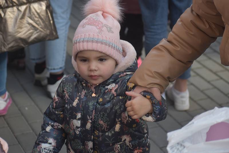 Do Krnova dorazily v neděli 27. února kolem poledne dva autobusy s uprchlíky z Ukrajiny. Ženy, děti a senioři pochází z partnerské Nadvirny. Polovina zůstane v Krnově, polovina po krátkém odpočinku pokračuje do dalších měst.