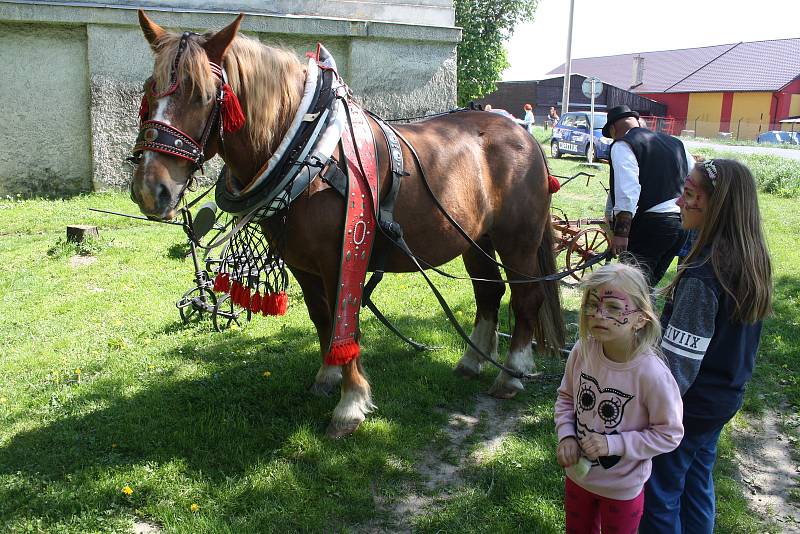 Pomněnková slavnost v zámeckém parku ve Městě Albrechticích byla letos návratem do časů první republiky.