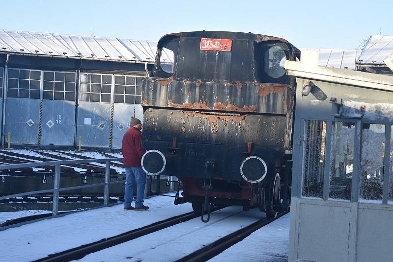 Zrezivělou parní lokomotivu 12. ledna 2022 převzala Lakovna ZEGA, která ji během pár měsíců  kompletně zrestauruje.