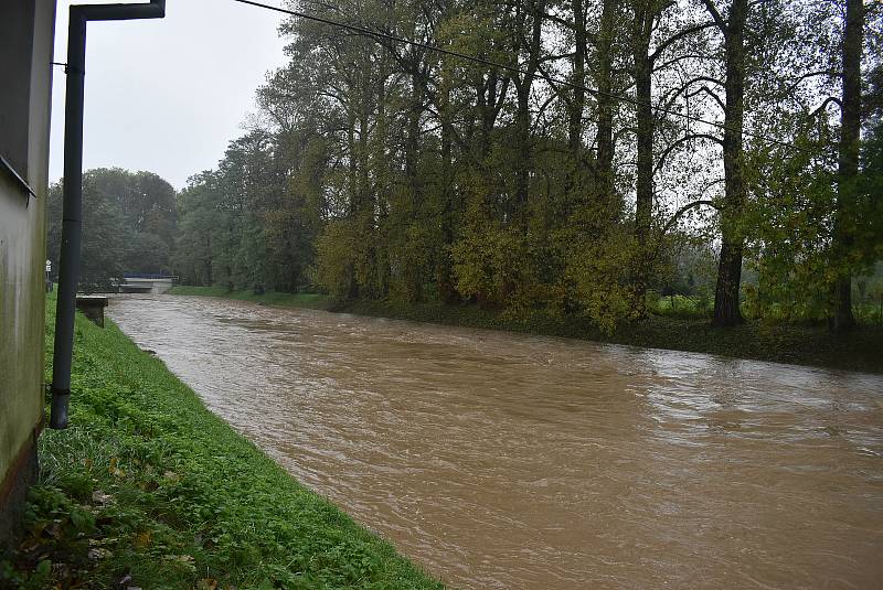 Situace na Osoblažsku je specifická tím, že se rozvodnila nejen řeka Osoblaha, ale i drobné potůčky a příkopy. Voda se valí po polních a lesních cestách a vytváří laguny.