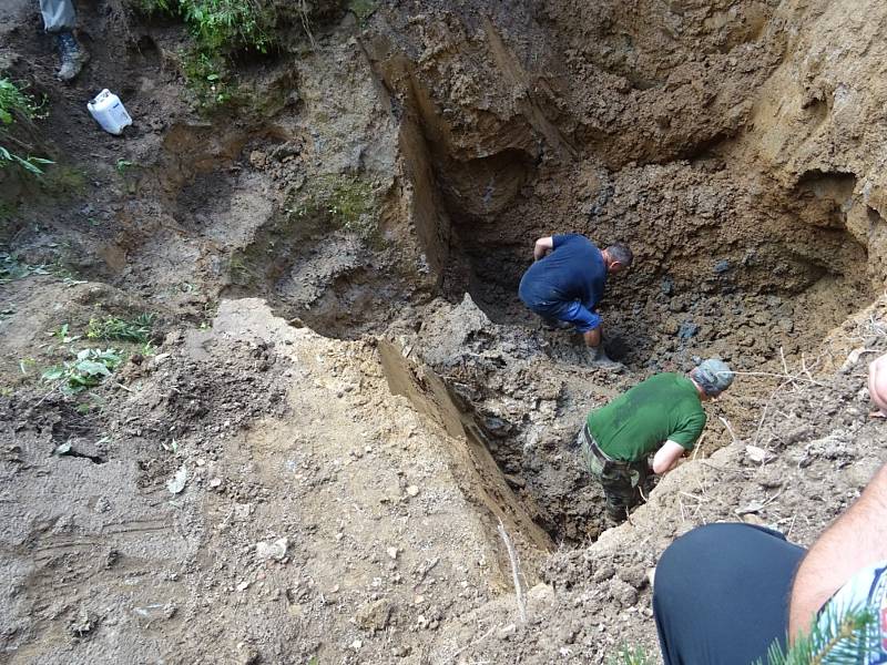 V lese u Karlova se podařilo vykopat a vyzvednout celý motor Šturmoviku. Po prozkoumání a konzervaci se stane exponátem muzea v Osoblaze. 