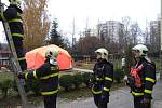 Cvičení bruntálských profesionálních hasičů, které proběhlo 2. listopadu, si vybralo neobvyklé dějiště - Mateřskou školku Mahenova na Komenského ulici v Bruntále.