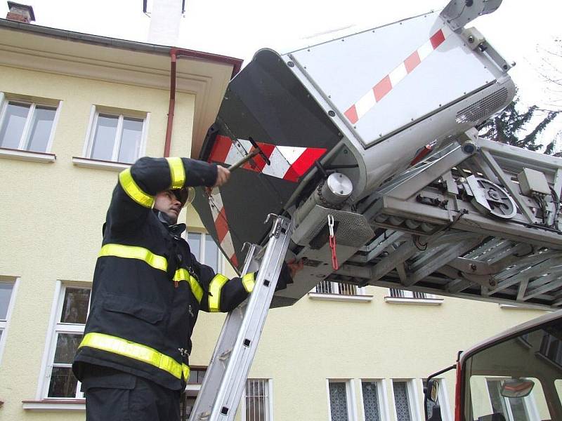 Cvičení bruntálských profesionálních hasičů, které proběhlo 2. listopadu, si vybralo neobvyklé dějiště - Mateřskou školku Mahenova na Komenského ulici v Bruntále.