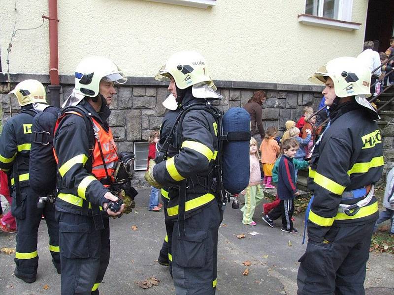 Cvičení bruntálských profesionálních hasičů, které proběhlo 2. listopadu, si vybralo neobvyklé dějiště - Mateřskou školku Mahenova na Komenského ulici v Bruntále.