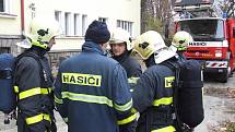 Cvičení bruntálských profesionálních hasičů, které proběhlo 2. listopadu, si vybralo neobvyklé dějiště - Mateřskou školku Mahenova na Komenského ulici v Bruntále.