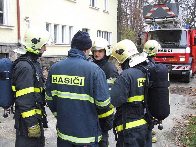 Cvičení bruntálských profesionálních hasičů, které proběhlo 2. listopadu, si vybralo neobvyklé dějiště - Mateřskou školku Mahenova na Komenského ulici v Bruntále.