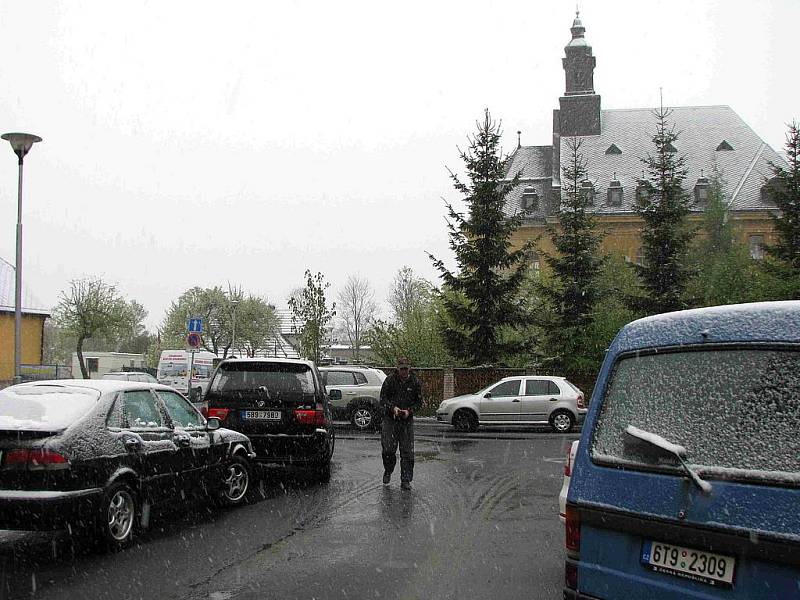 Krátce po poledni v úterý 3. května začalo chumelit, ulice měst a obcí se vyprázdnily. Na zemi bylo pouze vidět pyl z pampelišek, který záplavy sněhu smývaly.