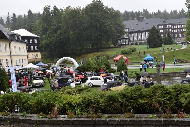 Konečnou zastávkou podhorské jízdy autoveteránů Trofeo Niké 2019 byla Karlova Studánka.