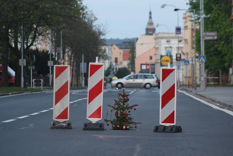 Vánoční stromek našel uplatnění i v květnu. V Krnově přispívá k bezpečnosti silničního provozu tím, že varuje řidiče před propadlým kanálem.