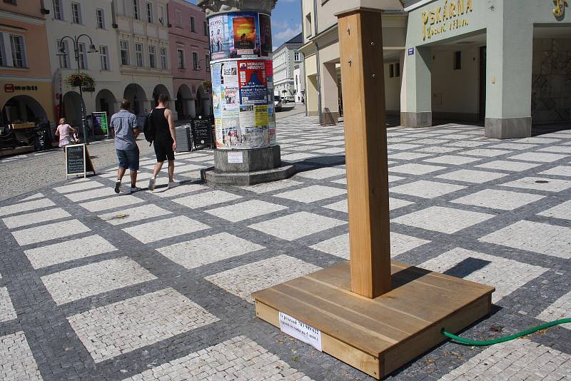 Dřevěný stojan s tryskami na výrobu osvěžující vodní mlhy lze ovládat mobilem. V nejhorším vedru byl ale mimo provoz.