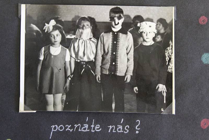 Dětský karneval v Leskovci nad Moravicí připomíná několik fotografií v obecní kronice. Karneval proběhl 4. března 1973 a zachycuje děti v nejrůznějších kostýmech. Občerstvení nachystaly maminky a kochaly se pohledem na to, jak to dětem v maskách a kostýme