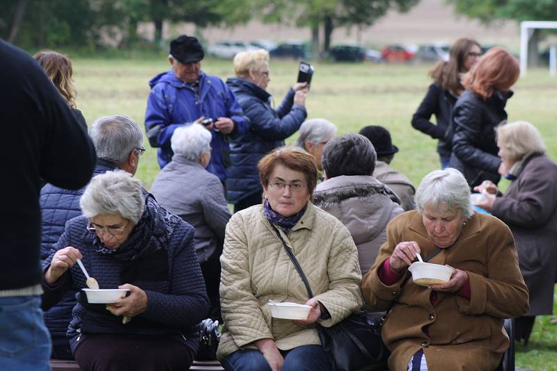 Jedním z míst, kde se sešli Poláci v rámci akce Růženec na hranicích, byl také kostel v Opawici. Na 750 registrovaných účastníků se z kostela vydalo procesím do kilometr vzdálených Lenarcic. Modlitby růžence  se odehrály na hřišti přímo naproti linhartovs