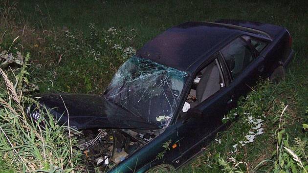 Poraněnou hlavu, otřes mozku a pohmožděnou páteř má řidič, který havaroval v pátek 14. srpna okolo 20. hodiny na silnici vedoucí z Bruntálu do Nových Heřminov.